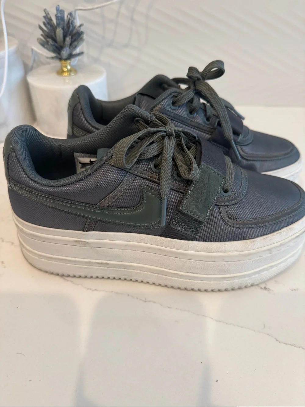 Nike Women’s Platform Sneakers army green with White Sole